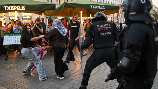 Cargas policiales en la manifestación propalestina de Barcelona este sábado. Cargas policiales en la manifestación propalestina de Barcelona este sábado.