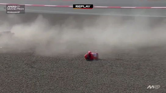 La imagen que nadie quería ver: Márquez se va al suelo y al levantarse...¡no puede mover el hombro! La imagen que nadie quería ver: Márquez se va al suelo y al levantarse...¡no puede mover el hombro!