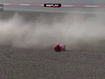 La imagen que nadie quer&iacute;a ver: M&aacute;rquez se va al suelo y al levantarse...&iexcl;no puede mover el hombro!