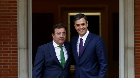 Pedro Sánchez, a la derecha; Fernández Vara, a la izquierda Pedro Sánchez, a la derecha; Fernández Vara, a la izquierda
