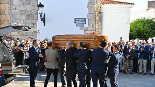 Llegada del féretro del expresidente de la Junta de Extremadura, Guillermo Fernández Vara, a la Iglesia de Santa María Magdalena para su funeral Llegada del féretro del expresidente de la Junta de Extremadura, Guillermo Fernández Vara, a la Iglesia de Santa María Magdalena para su funeral
