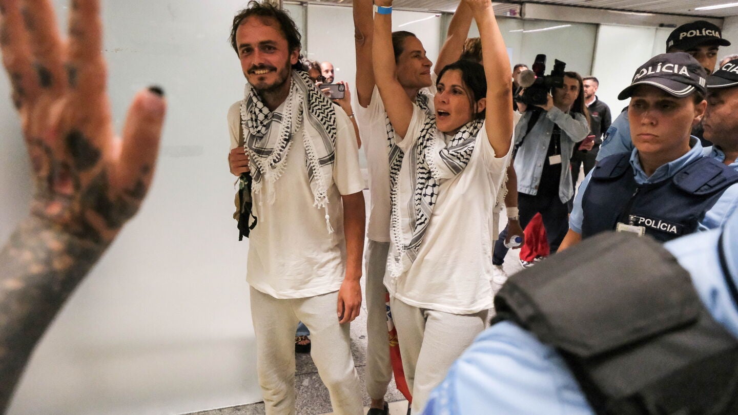 Los activistas portugueses de la Flotilla Diogo Chaves, Mariana Mortágua y Sofía Aparício, a su llegada al aeropuerto de Lisboa
