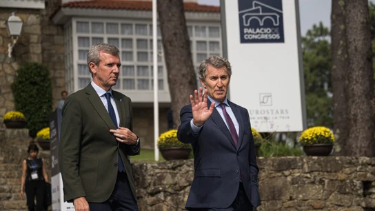 El presidente de la Xunta, Alfonso Rueda, y el líder del PP, Alberto Núñez Feijóo, a su salida del Foro La Toja El presidente de la Xunta, Alfonso Rueda, y el líder del PP, Alberto Núñez Feijóo, a su salida del Foro La Toja