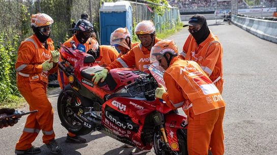 Los operarios recogen la moto de Pecco Bagnaia Los operarios recogen la moto de Pecco Bagnaia