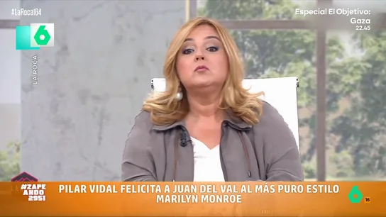Pilar Vidal felicita a Juan del Val a lo Marilyn Monroe: "Empezó con el 'Hola, qué tale' y ahora está en el 'Happy, 'bodey'" La colaboradora de 'La Roca' decidía emular uno de los momentos más icónicos protagonizados por la actriz: cuando cantó a John F. Kennedy, presidente de los Estados Unidos, el 'Cumpleaños feliz' para felicitarle por su 45 cumpleaños.
