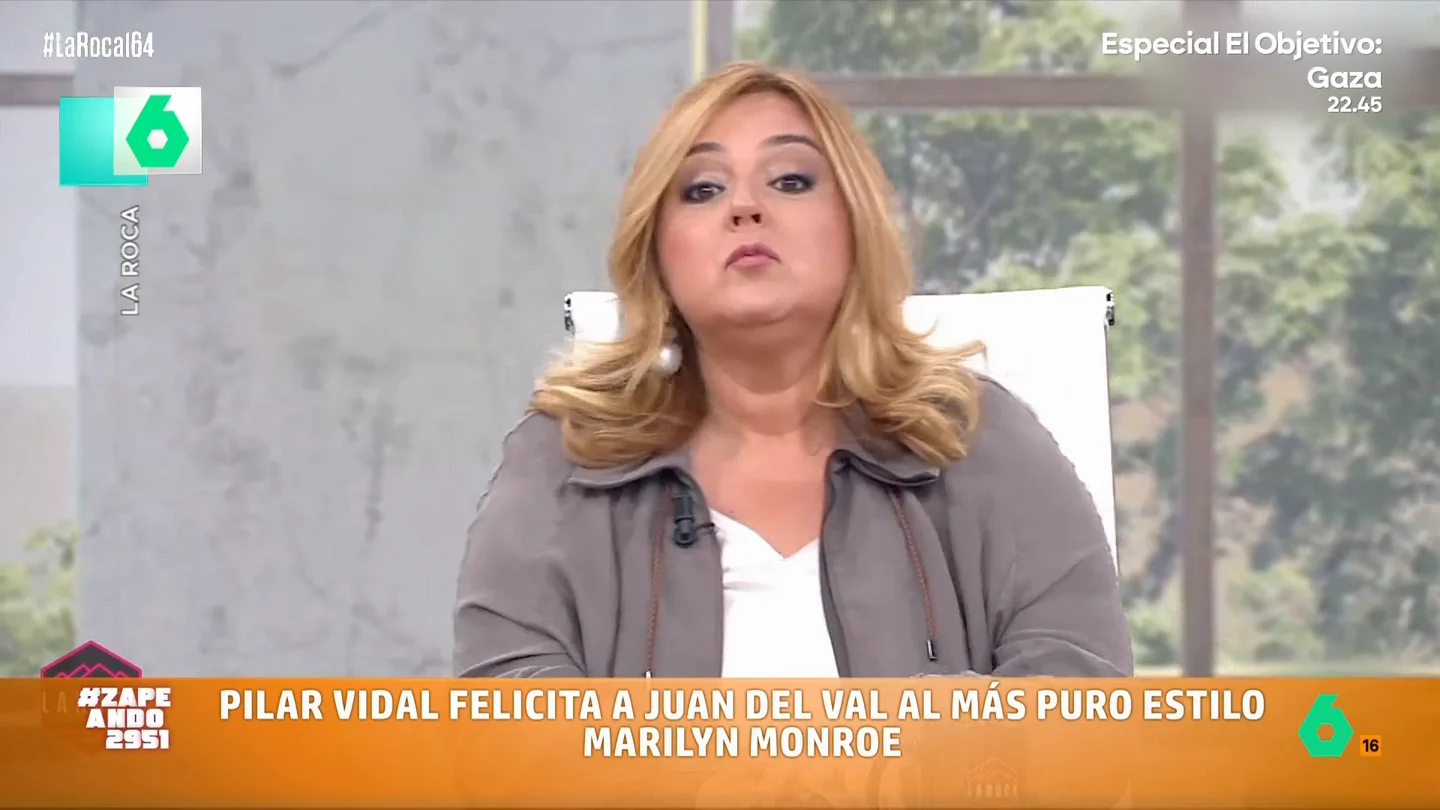 Pilar Vidal felicita a Juan del Val a lo Marilyn Monroe: "Empezó con el 'Hola, qué tale' y ahora está en el 'Happy, 'bodey'" La colaboradora de 'La Roca' decidía emular uno de los momentos más icónicos protagonizados por la actriz: cuando cantó a John F. Kennedy, presidente de los Estados Unidos, el 'Cumpleaños feliz' para felicitarle por su 45 cumpleaños.