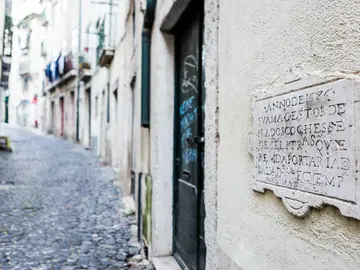 La señal de tráfico más antigua de la historia está más cerca de lo que piensas, y aún continúa vigente La señal de tráfico más antigua de la historia está más cerca de lo que piensas, y aún continúa vigente