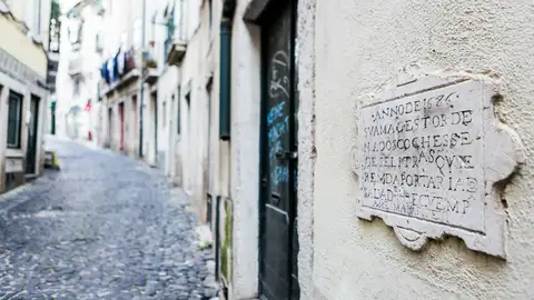 La señal de tráfico más antigua de la historia está más cerca de lo que piensas, y aún continúa vigente Señal más antigua del mundo en Lisboa