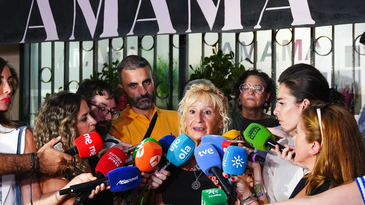 Ángela Claverol atiende a los medios de comunicación en la sede de Amama Ángela Claverol atiende a los medios de comunicación en la sede de Amama