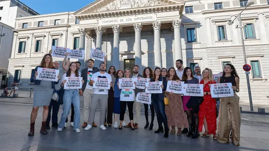 Una concentración en el exterior del Congreso, cuyo Pleno debate si tramita la iniciativa legislativa popular 'No es mi cultura'. Una concentración en el exterior del Congreso, cuyo Pleno debate si tramita la iniciativa legislativa popular 'No es mi cultura'.