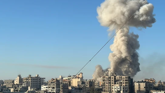 Una columna de humo en Gaza tras un ataque aéreo, este martes. Una columna de humo en Gaza tras un ataque aéreo, este martes.
