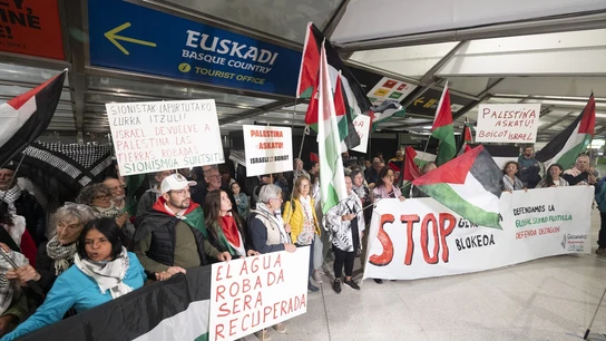 Varios activistas de la Global Sumud Flotilla a su llegada al Aeropuerto de Bilbao, en el País Vasco. Varios activistas de la Global Sumud Flotilla a su llegada al Aeropuerto de Bilbao, en el País Vasco.