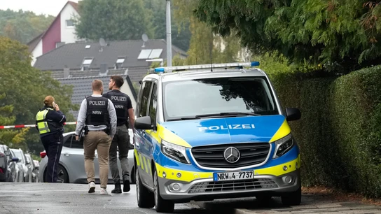 Dispositivo policial en las inmediaciones de la casa de la alcaldesa alemana del SPD Iris Stalzer donde ha sido apuñalada. Dispositivo policial en las inmediaciones de la casa de la alcaldesa alemana del SPD Iris Stalzer donde ha sido apuñalada.