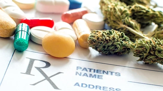 Primer plano de pastillas recetadas con cannabis medicinal. Primer plano de pastillas recetadas con cannabis medicinal.
