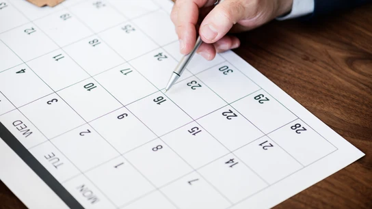 Las únicas 5 comunidades donde es festivo el 13 de octubre en su calendario laboral. Un hombre trajeado marca en su calendario el festivo nacional del Día de la Hispanidad.