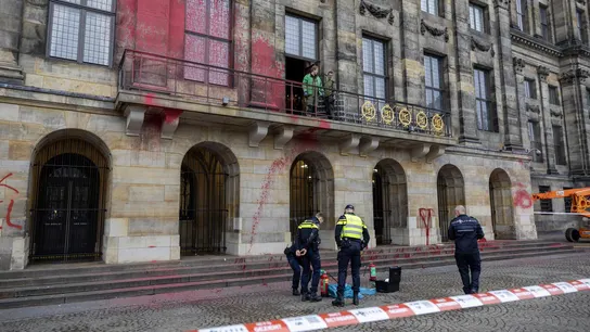 Un grupo propalestino cubre el Palacio Real de Ámsterdam con pintura roja y el mensaje "Fuck Israel" Un grupo propalestino cubre el Palacio Real de Ámsterdam con pintura roja y el mensaje "Fuck Israel"