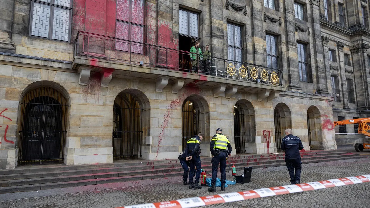 Un grupo propalestino cubre el Palacio Real de Ámsterdam con pintura roja y el mensaje "Fuck Israel" Un grupo propalestino cubre el Palacio Real de Ámsterdam con pintura roja y el mensaje "Fuck Israel"