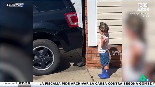 Se fía de su hijo para que le indique cómo aparcar el coche y acaba con empotrado en la pared: "¡El niño gorrilla lleva gorrilla!" Se fía de su hijo para que le indique cómo aparcar el coche y acaba con empotrado en la pared: "¡El niño gorrilla lleva gorrilla!"