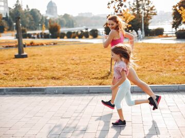 Madre e hija corriendo