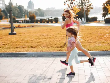 Madre e hija corriendo Madre e hija corriendo