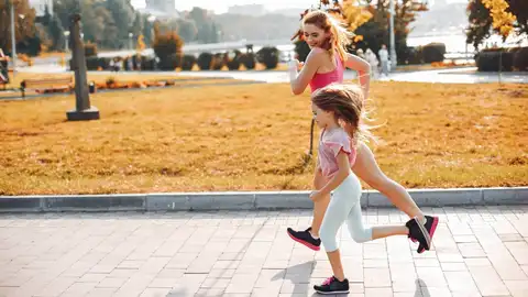 Madre e hija corriendo Madre e hija corriendo