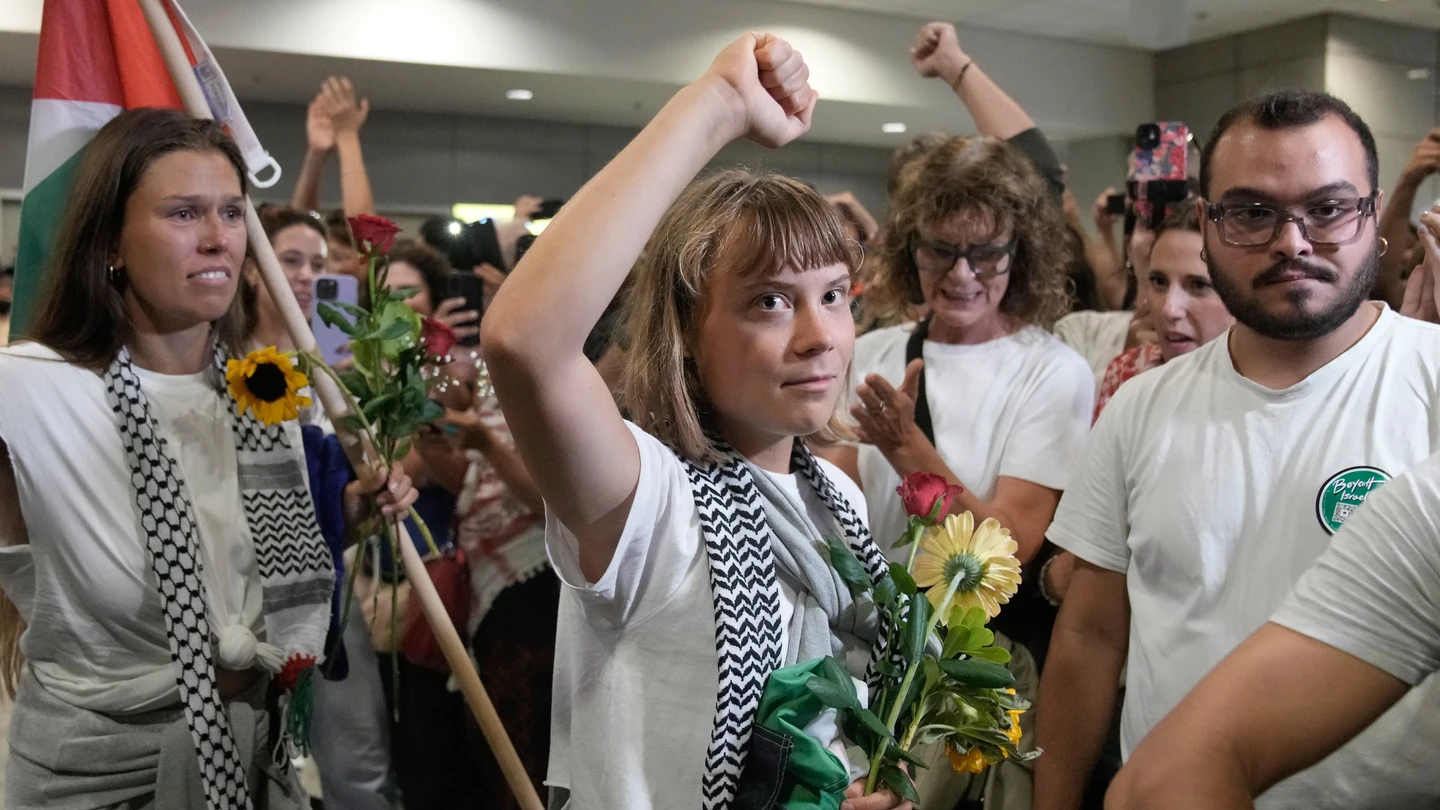 La activista sueca Greta Thunberg, a su llegada al aeropuerto Eleftherios Venizelos de Atenas La activista sueca Greta Thunberg, a su llegada al aeropuerto Eleftherios Venizelos de Atenas