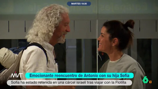 Así fue el emotivo reencuentro de Antonio con su hija Sofía al volver a España tras ser detenida por Israel como miembro de la Global Sumud Flotilla Así fue el emotivo reencuentro de Antonio con su hija Sofía al volver a España tras ser detenida por Israel como miembro de la Global Sumud Flotilla