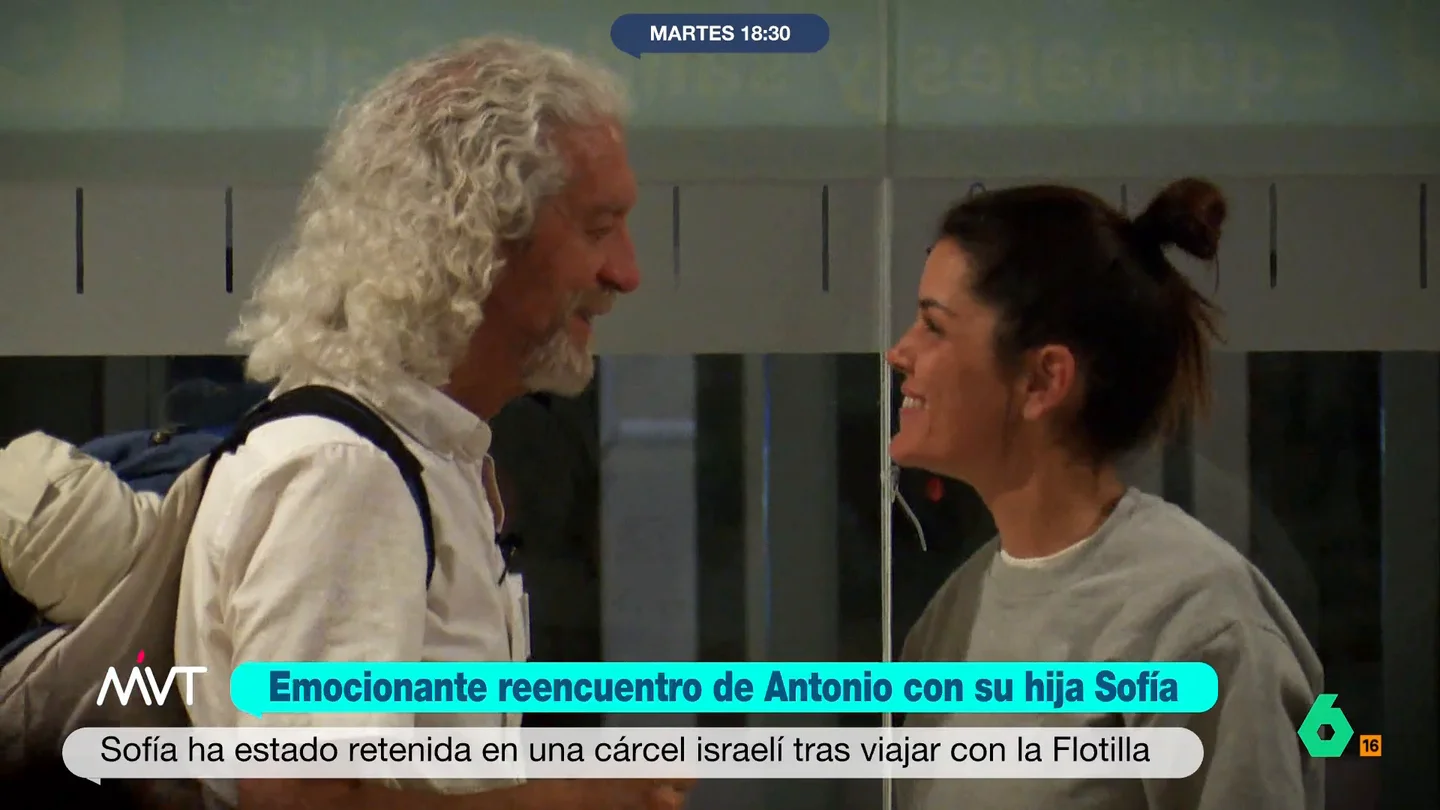 Así fue el emotivo reencuentro de Antonio con su hija Sofía al volver a España tras ser detenida por Israel como miembro de la Global Sumud Flotilla Así fue el emotivo reencuentro de Antonio con su hija Sofía al volver a España tras ser detenida por Israel como miembro de la Global Sumud Flotilla