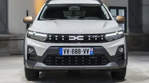 Es casi el último de su clase, un ranchera de Dacia perfecto para familias que ahora también es híbrido y que llega en 2026 Dacia Jogger 2026