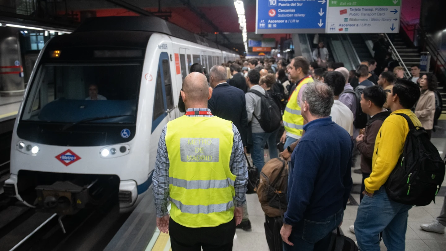 La estación de Nuevos Ministerios, del Metro de Madrid, abarrotada de pasajeros La estación de Nuevos Ministerios, del Metro de Madrid, abarrotada de pasajeros