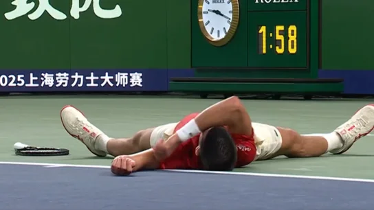 Preocupante imagen de Djokovic en Shanghái Preocupante imagen de Djokovic en Shanghái