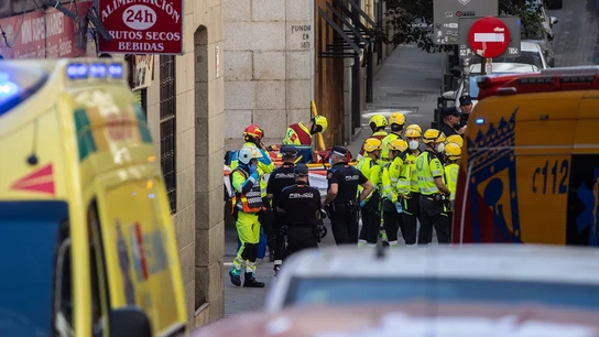 Agentes de Policía Nacional y trabajadores de emergencias en las inmediaciones dónde se ha derrumbado un edificio en obras, en la zona de Ópera, a 7 de octubre de 2025, en Madrid (España). Agentes de Policía Nacional y trabajadores de emergencias en las inmediaciones dónde se ha derrumbado un edificio en obras, en la zona de Ópera, a 7 de octubre de 2025, en Madrid (España).