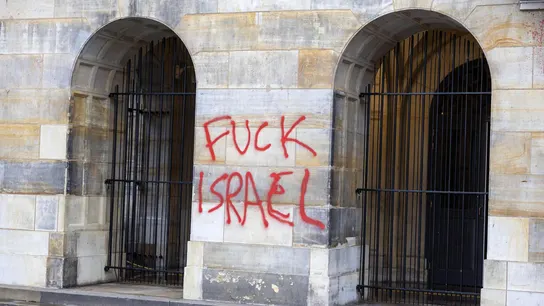 La leyenda "Fuck Israel" en pintura roja en la fachada del Palacio Real de Ámsterdam La leyenda "Fuck Israel" en pintura roja en la fachada del Palacio Real de Ámsterdam