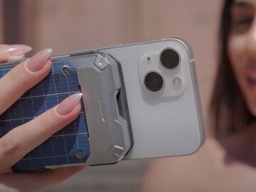 La bater&iacute;a solar Panak con Magsafe