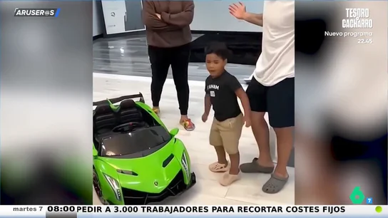 La surrealista reacción de un padre cuando a su hijo no le gusta su regalo: "Así, el niño no aprende nada" La surrealista reacción de un padre cuando a su hijo no le gusta su regalo: "Así, el niño no aprende nada"