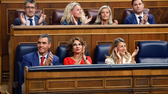 El presidente del Gobierno, Pedro S&aacute;nchez, junto a las vicepresidentas Mar&iacute;a Jes&uacute;s Montero y Yolanda D&iacute;az celebran la doble victoria de este mi&eacute;rcoles en el Congreso.