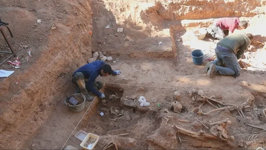 Exhuman los cuerpos de 20 personas fusiladas por los franquistas: tiraron sus cuerpos en una mina hace 90 años. Exhuman los cuerpos de 20 personas fusiladas por los franquistas: tiraron sus cuerpos en una mina hace 90 años.