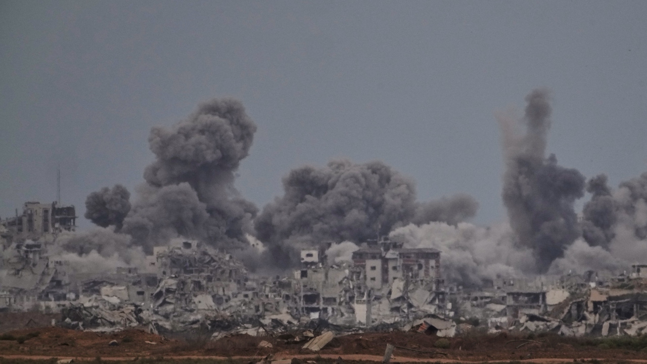 El Ejército israelí sigue rodeando Ciudad de Gaza pese al plan de paz acordado y advierte: "Volver es peligroso"