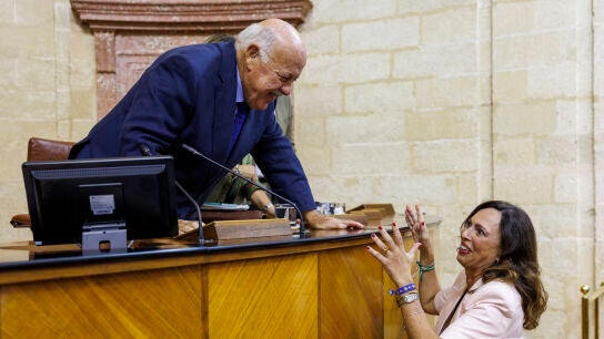 El presidente del Parlamento andaluz, Jes&uacute;s Aguirre, habla con la consejera de Fomento, Articulaci&oacute;n del Territorio y Vivienda, Roc&iacute;o D&iacute;az
