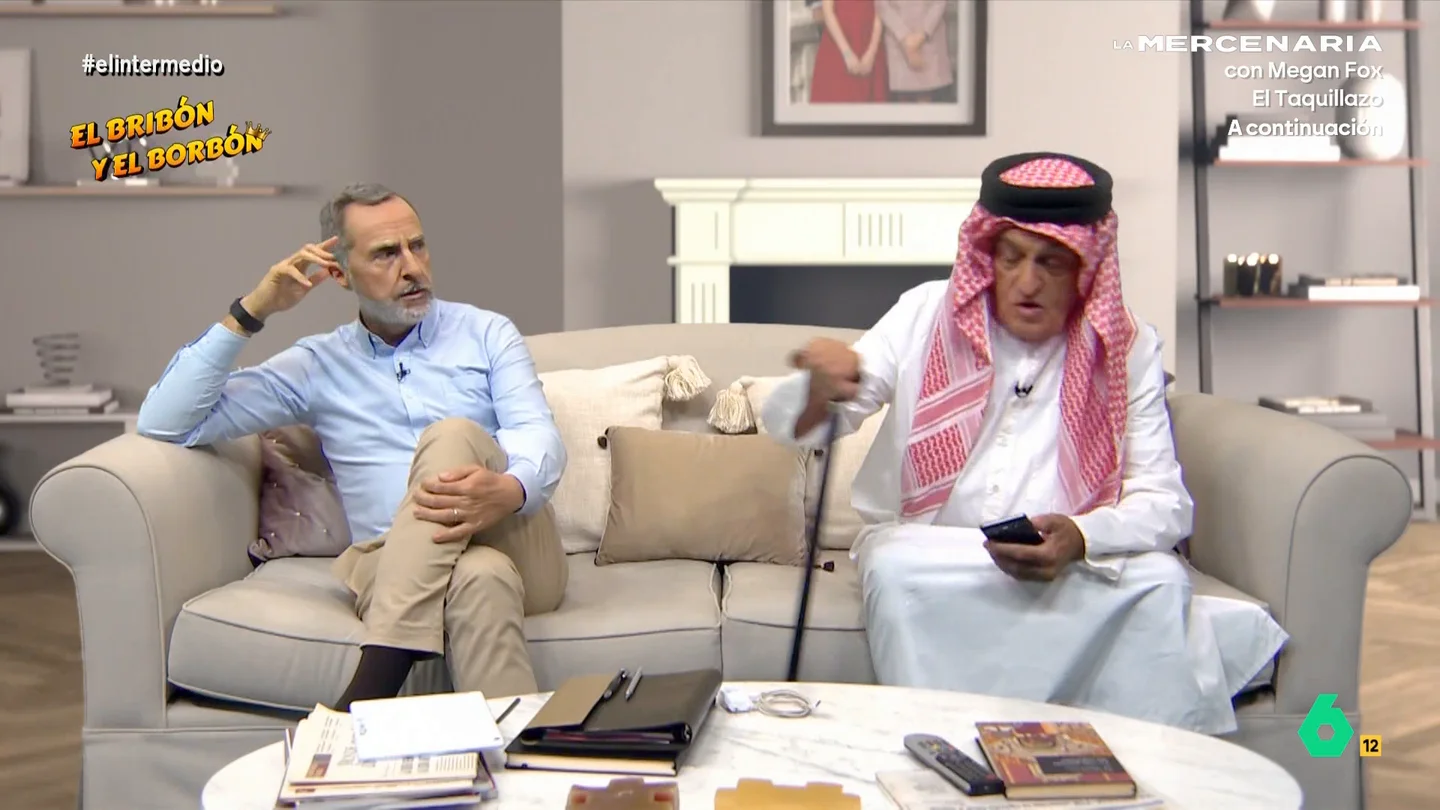 'Juan Carlos I' reprocha a 'Felipe VI' que lo esconda en el sótano de Zarzuela: "No sé si soy un monarca o una sandwichera" Raúl Pérez y el Gran Wyoming se han convertido en el rey Felipe VI y en el rey Juan Carlos en este nuevo capítulo de su particular 'sitcom'. Descúbrelo en el vídeo principal.