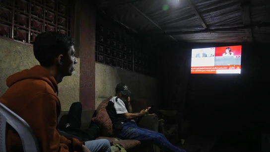 Ciudadanos palestinos ven las noticias acerca del anuncio de paz en Gaza Ciudadanos palestinos ven las noticias acerca del anuncio de paz en Gaza