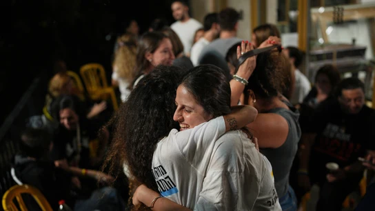 Familiares de los rehenes israelíes retenidos por Hamás celebran el acuerdo de paz en Gaza Familiares de los rehenes israelíes retenidos por Hamás celebran el acuerdo de paz en Gaza