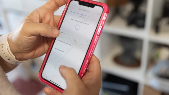 Una mujer realiza una transferencia bancaria con su teléfono móvil Una mujer realiza una transferencia bancaria con su teléfono móvil