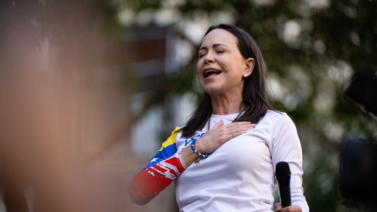 La líder opositora María Corina Machado hace un gesto a los manifestantes durante una protesta antigubernamental el 9 de enero de 2025 en Caracas, Venezuela