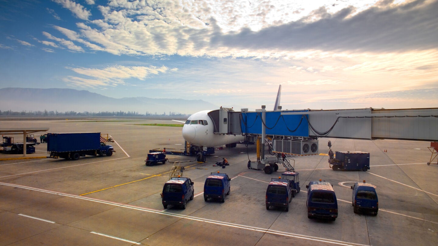 Avi&oacute;n en el aeropuerto