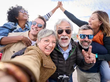 Personas mayores disfrutando de un viaje Personas mayores disfrutando de un viaje