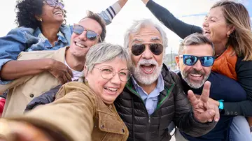 Personas mayores disfrutando de un viaje Personas mayores disfrutando de un viaje