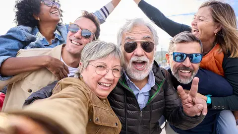 Personas mayores disfrutando de un viaje Personas mayores disfrutando de un viaje