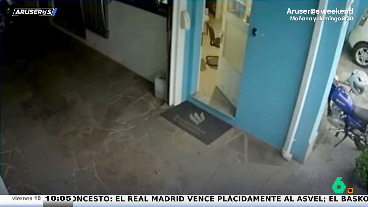 ¿Un fantasma en la funeraria?: el espeluznante vídeo que deja helados a los Aruser@s
