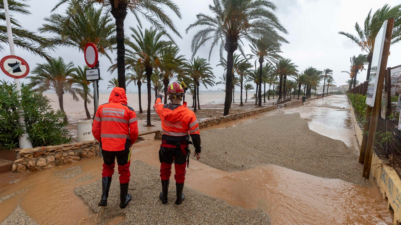 Alice deja más de 140 litros por metro cuadrado en La Manga y provoca desalojos y cortes de carretera en Murcia